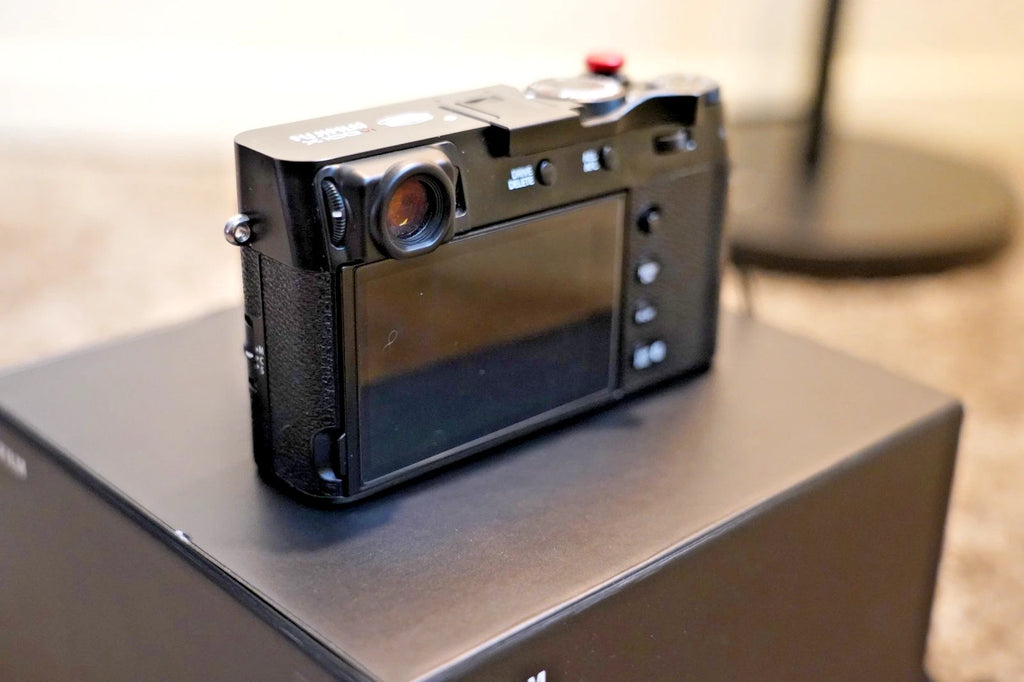 Fujifilm X100VI - 2 batteries, Peak Design leash, Pouch, lens hood + more extra